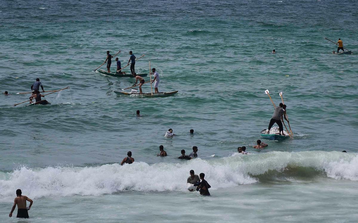 FOTO: Di Tengah Krisis, Warga Gaza Berebut Bantuan yang Tercebur ke Laut Mediterania