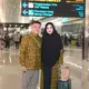 Anang dan Ashanty resmi bertolak ke Tanah Suci untuk menunaikan ibadah haji melalui Bandara Soekarno-Hatta, Tangerang. Ashanty pun mengenakan kerudung panjang hitam dengan outer seragam motif batik. [@ashanty_ash]
