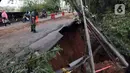 Seorang tentara melihat kondisi longsor di kawasan Jembatan Darul Qur’an, Jalan KH. Tb. M. Falak, Kecamatan Bogor Barat, Kota Bogor, Jawa Barat, Rabu (12/10/2022). Longsor yang terjadi pada kemarin sore saat hujan deras menyebabkan jalan utama yang menghubungkan Jalan Semeru dengan Jalan Raya Loji-Gunung Batu kini hanya dapat dilalui sepeda motor. (merdeka.com/Arie Basuki)