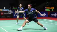 Ganda campuran Indonesia, Rinov Rivaldy/Pitha Haningtyas Mentari saat menghadapi ganda campuran Prancis, Thom Gicquel/Delphine Delrue pada laga babak 32 besar Kejuaraan bulu tangkis Indonesia Open 2023 di Istora Senayan, Jakarta, Rabu (14/6/2023). Rinov Rivaldy/Pitha Haningtyas Mentari menang dua game langsung 21-14, 21-15. (Bola.com/Bagaskara Lazuardi)