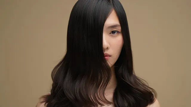Model Rambut Wanita Panjang Lurus Poni Samping