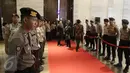 Petugas kepolisian berjaga di depan pintu masuk jelang Debat terakhir Pilgub DKI Jakarta 2017, Jakarta, Rabu (12/4). Dalam debat nanti akan mengangkat isu kesenjangan dan keadilan sosial, penegakan hukum, dan bonus demografi. (Liputan6.com/Faizal Fanani)