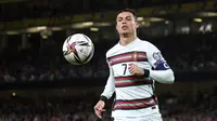 Bermodalkan skuat yang mumpuni, Cristano Ronaldo dan koleganya berusaha menguasai jalannya pertandingan. Mereka berusaha melancarkan beberapa serangan, namun belum mendapatkan hasil yang diharapkan. (AP/Peter Morrison)