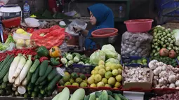 Pedagang menunggu pembeli di Pasar Kebayoran, Jakarta, Senin  (21/12/2020). Kenaikan permintaan bahan pokok berpotensi kembali terjadi pada akhir tahun seiring dengan perayaan Natal dan Tahun Baru 2021. (Liputan6.com/Angga Yuniar)