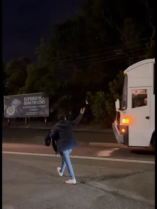 "Dan barusan Paul Mccartney dari dalam bis nya, gue kejar sambil lambai2 tangan," tulis Desta. [Instagram/desta80s]