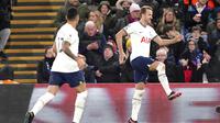 Harry Kane melakukan selebrasi usai mencetak gol ke gawang Crystal Palace pada laga Liga Inggris. (Zac Goodwin/PA via AP)