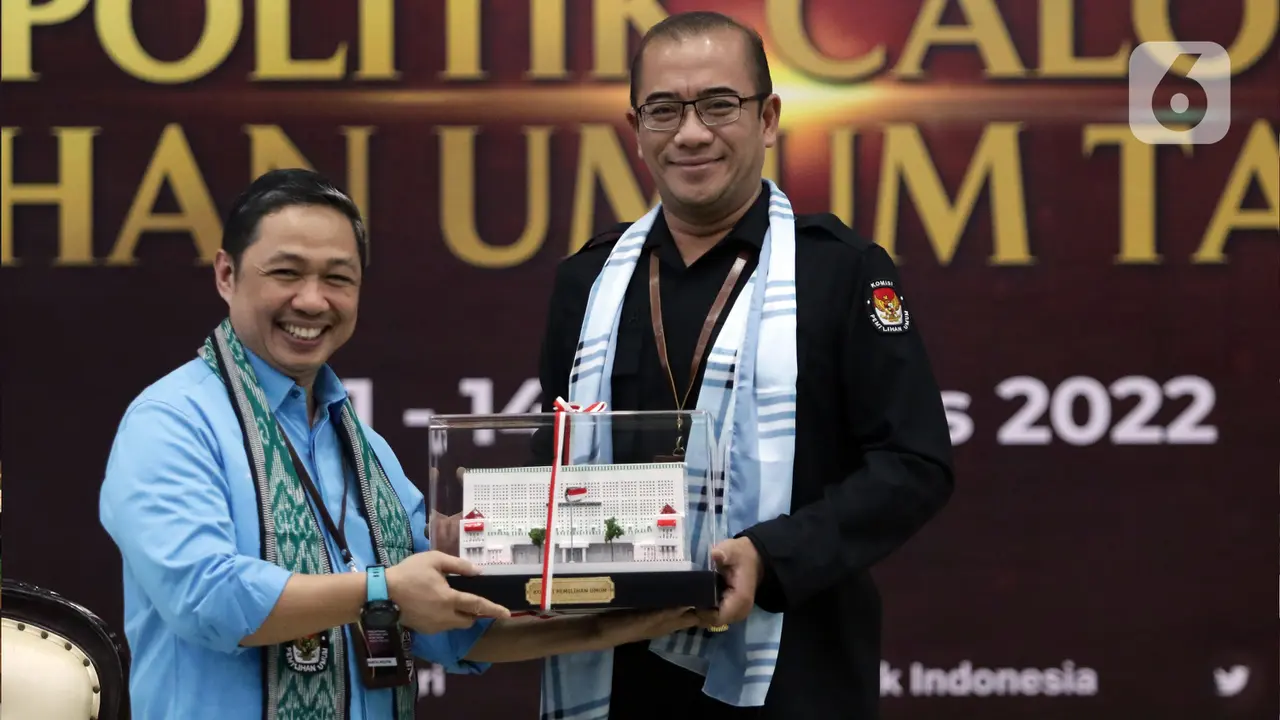 Ketua KPU Terima Pendaftaran Partai Gelora