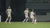 Nguyen Suan Xon melakukan selebrasi setelah mencetak gol ke gawang Timnas Indonesia dalam laga Grup A Piala AFF 2026 di Stadion Pakansari, Bogor, Jawa Barat, Senin (3/8/2026). Ada Trương Tiến Anh dan Do Hoang Hen yang menyertainya. (KLY/Budy Santoso)