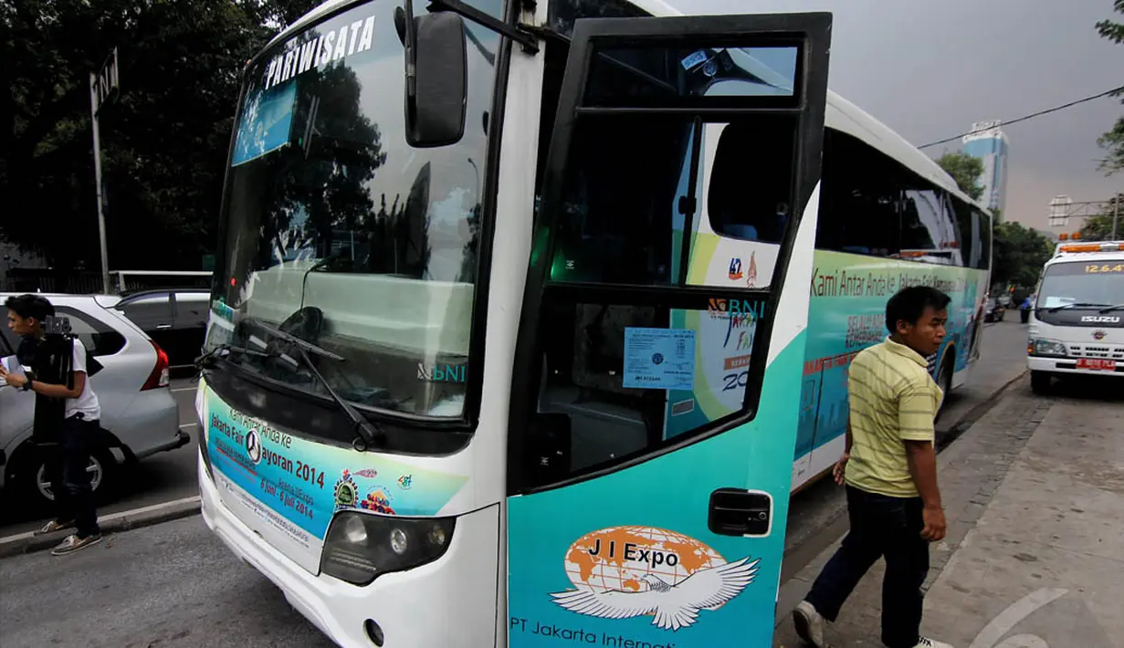  Guna memudahkan akses pengunjung menuju arena Jakarta International Expo (JIExpo) Kemayoran, Jakarta Pusat, shuttle bus atau halte pemberhentian bus akan ditambah menjadi 6 titik, dari tahun lalu yang hanya 3 titik (Liputan6.com/Faizal Fanani)