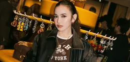 Salah satu yang mencuri perhatian adalah Mahalini. Ia tampil edgy dalam balutan leather jacket hitam yang dipadukan dengan mini skirt senada, menciptakan siluet bold namun tetap feminin. [Dok/KANMO GROUP].