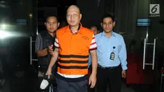 Kontraktor PT Barokah Batauga Mandiri Tonny Kongres mengenakan rompi oranye seusai pemeriksaan di Gedung KPK, Jakarta, Jumat (25/5). KPK resmi menahan Tony setelah ditetapkan sebagai tersangka suap proyek Pemkab Buton Selatan. (Merdeka.com/Dwi Narwoko)