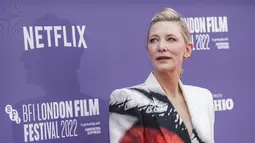 Cate Blanchett berpose untuk fotografer saat tiba untuk pemutaran perdana film 'Guillermo del Toro's Pinocchio' selama Festival Film London 2022 di London, Sabtu, 15 Oktober 2022. Cate Blanchett tampil mengenakan setelan putih unik dengan pupil oranye besar. (Photo by Scott Garfitt/Invision/AP)