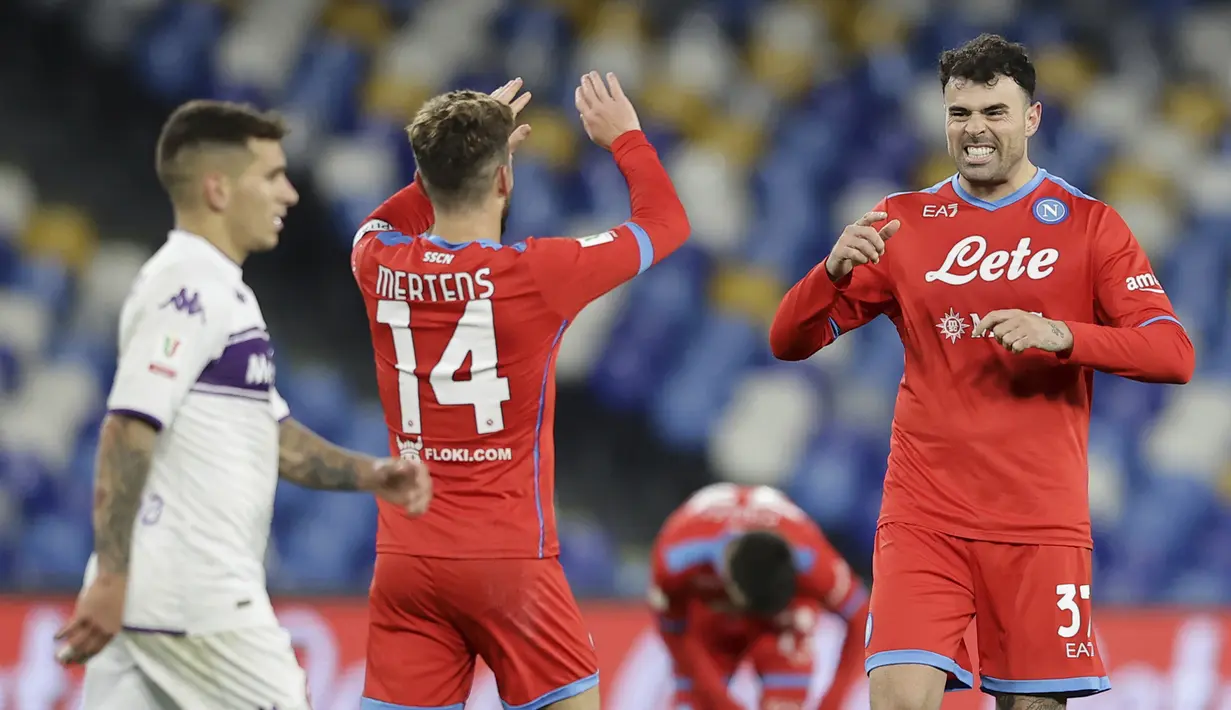 Di masa injury time, Napoli berhasil menyamakan skor 2-2 via gol Andrea Petagna. Gol tercipta setelah Napoli bermain dengan 9 pemain usai Hirving Lozano dan Fabian Ruiz dikartu merah wasit. Laga pun harus dilanjutkan dengan babak perpanjangan waktu. (LaPresse via AP/Alessandro Garofalo)