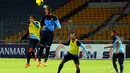 Sesi latihan Timnas Indonesia U-91 di Stadion GBK Jakarta (6/5/2014) juga diisi dengan mematangkan teknik memenangkan bola-bola atas. (Liputan6.com/Helmi Fithriansyah) 