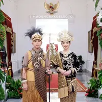 Penampilan tak serasi Gibran Rakabuming dan Selvi Ananda pakai baju adat berbeda di momen HUT ke-79 RI. Foto: Instagram/jimboengbakoelsoto.