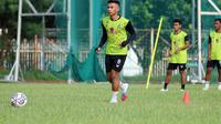 Ahmad Nufiandani telah bergabung di latihan Persikabo yang digelar di Lapangan luar Stadion Pakansari, Rabu (11/5/2022). (Nandang Permana/Bola.com)