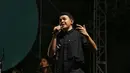Penampilan Tulus di atas panggung Social Chic 2024 di Stadion Madya, Senayan, Jakarta, Minggu (4/8). [Foto: Adrian Putra/Fimela]