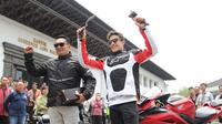 Gubernur Jawa Barat, Ridwan Kamil (kiri), memberi hadiah khusus berupa kujang untuk Marc Marquez saat mengunjungi Gedung Sate, Bandung, Jawa Barat, Sabtu (9/2/2019). (Istimewa).
