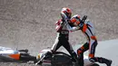 Dua pembalap Moto3, Bryan Schouten dan Scott Deroue terlibat baku hantam, Jerman, Minggu (13/7/14). (REUTERS/Thomas Peter)