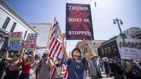 Demonstrasi ini terjadi menyusul gelombang protes atas razia terhadap para migran yang dimulai sekitar dua minggu lalu, yang diikuti perintah Trump untuk mengirim Garda Nasional dan marinir ke Los Angeles. (RINGO CHIU/AFP)