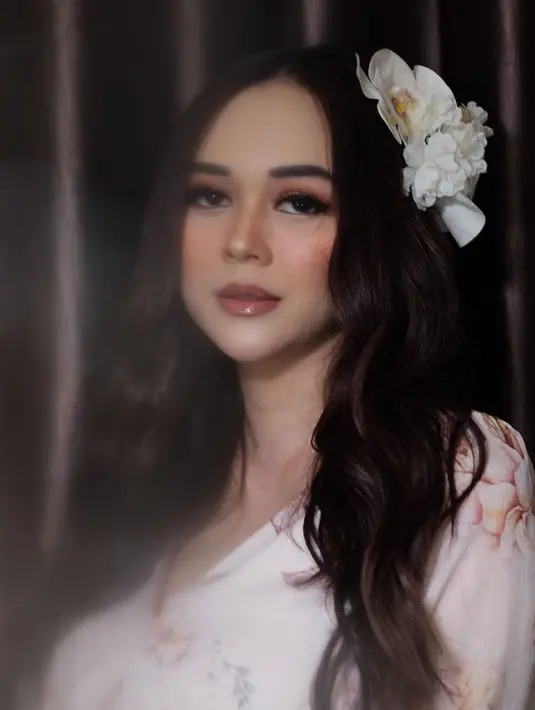 "Kalau menurut aku ada bagusnya karena kita lebih aware dengan yang namanya kesehatan. Masalah budaya antre, banyak kan kalau dulu orang belanja serbu-serbuan lalu kalau kita tegur malah marah-marah," ujar Aura Kasih. (Instagram/aurakasih)