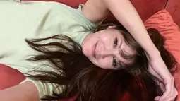 Pose nyender di janjang ini menunjukkan kecantikan Tamara Bleszynski tak lekang oleh waktu. Lewat unggahannya, ibu Teuku Rassya ini tengah rutin melakukan treatment di bagian perut. Tak heran jika penampilan Tamara Bleszynski justru semakin awet muda. (Liputan6.com/IG/tamarableszynskiofficial)
