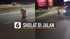 Beredar video seorang pria melakukan ibadah sholat di tengah jalan raya.
