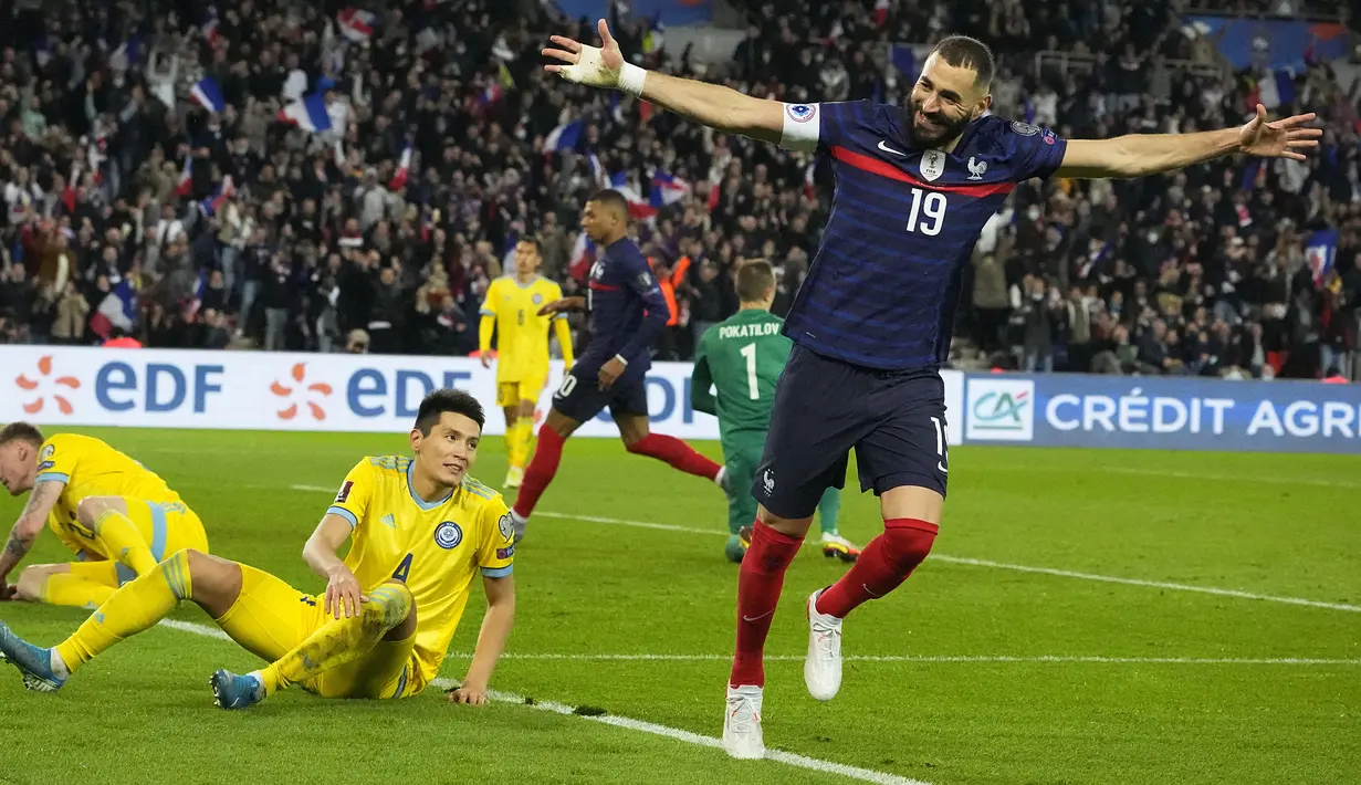 Karim Benzemaa membawa Prancis unggul 4-0 saat laga babak kedua berjalan 10 menit. Sontekan kaki kanannya bersarang di gawang Kazakhstan usai meneruskan umpan Theo Hernandez. (AP/Michel Euler)