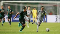 Pemain Persebaya Surabaya, Muhammad Alwi Slamat (kiri) menguasai bola dibayangi pemain Persikabo 1973, Lucky Octavianto dalam laga pekan pertama BRI Liga 1 2022/2023 antara Persikabo 1973 melawan Persebaya Surabaya di Stadion Pakansari, Bogor, Senin (25/7/2022) malam WIB. (Bola.com/M Iqbal Ichsan)