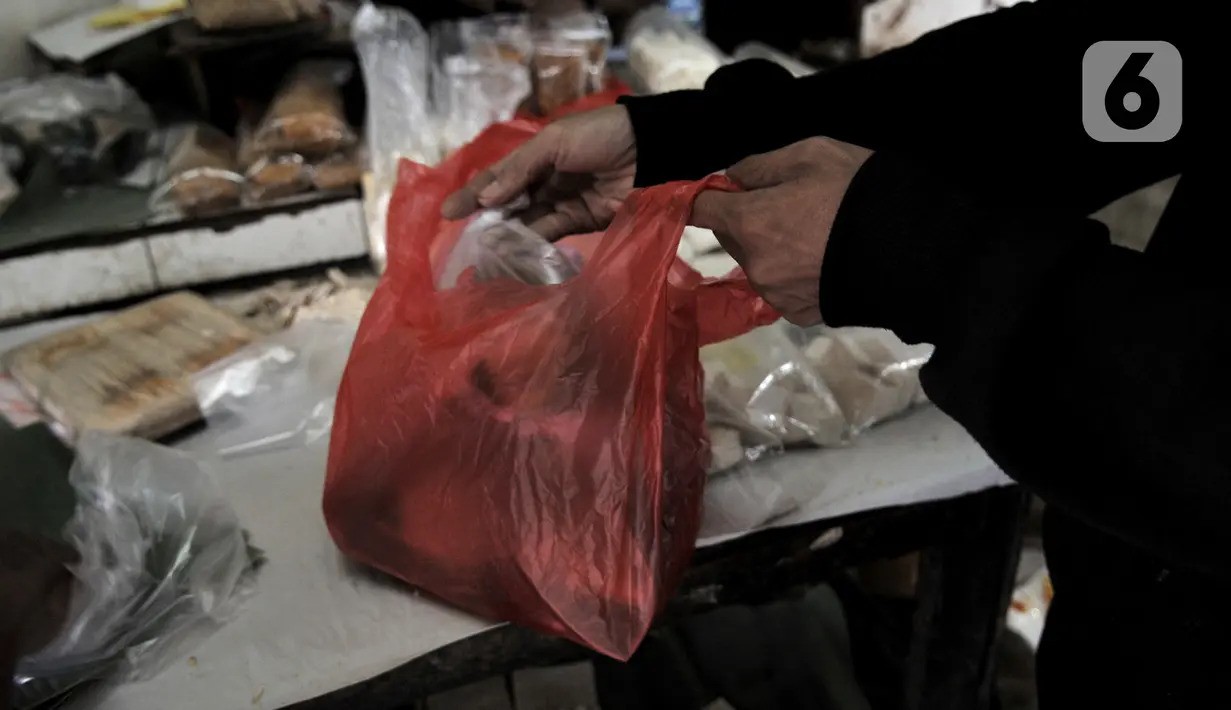 Warga menggunakan kantong plastik saat berbelanja di Pasar Tebet Barat, Jakarta, Kamis (6/2/2020). Pemprov DKI telah menetapkan Pasar Tebet Barat dan Pasar Tebet Timur sebagai pasar percontohan gerakan pengurangan kantong kresek atau kantong plastik sekali pakai. (merdeka.com/Iqbal S Nugroho)