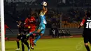 Penjaga gawang Persijap Jepara, Dedy Hariyanto harus melompat menahan bola yang mengarah ke Boakay Eddie Foday (Persija) saat berlaga di stadion GBK Jakarta, (26/5/2014). (Liputan6.com/Helmi Fithriansyah)