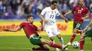 Penyerang Prancis, Wissam Ben Yedder, berusaha melewati pemain Bulgraria, Petko Hristov, pada laga uji coba terakhir jelang Euro 2020 di Stade de France, Rabu (9/6/2021). Prancis menang dengan skor 3-0. (AP/Francois Mori)