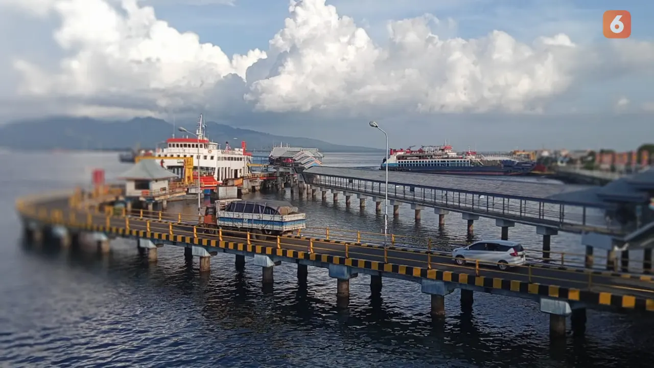 Kondisi Pelabuhan Penyebrangan ASDP Ketapang Banyuwangi Nampak Masih lengang. (Hermawan Arifianto/Liputan6.com)