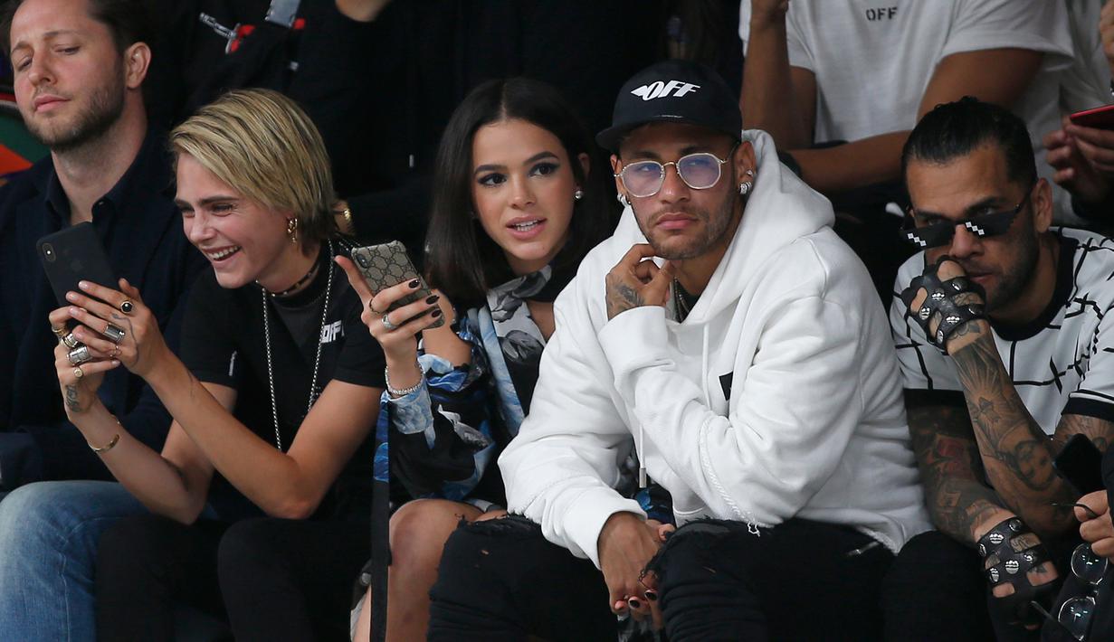 FOTO Neymar Dan Dani Alves Tampil Modis Di Paris Fashion Week