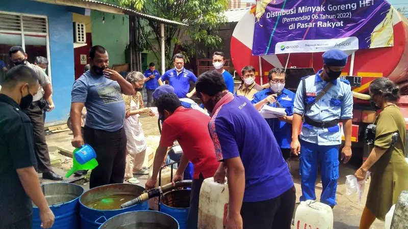 RNI mendistribusikan minyak goreng ke pasar rakyat. Hingga saat ini, RNI sudah mengguyur 8,1 liter minyak goreng ke pasaran. (Dok ID Food)