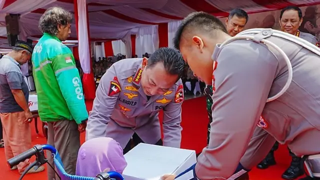 Kapolri Jenderal Listyo Sigit Prabowo saat menghadiri beragam acara HUT Bhayangkara ke-77.