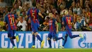 Penyerang Barcelona, Lionel Messi melakukan selebrasi bersama rekan-rekannya usai mencetak gol kegawang Celtic pada Liga Chmapions Grup C di Stadion Camp Nou, Spanyol (14/9). Messi mencetak tiga gol dan membawa Barcelona menang 7-0. (REUTERS/Paul Hanna)