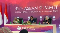 Konferensi pers oleh Menteri Pariwisata dan Ekonomi Kreatif (Menparekraf) Sandiaga Uno (tengah) di sela-sela kegiatan KTT ke-42 ASEAN 2023 pada Rabu (10/5/2023). (Liputan6/Benedikta Miranti)