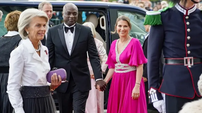 Putri Martha Louise dari Norwegia dan pasangannya, Durek Verrett. (Dok. Hakon Mosvold Larsen/NTB via AP, File)