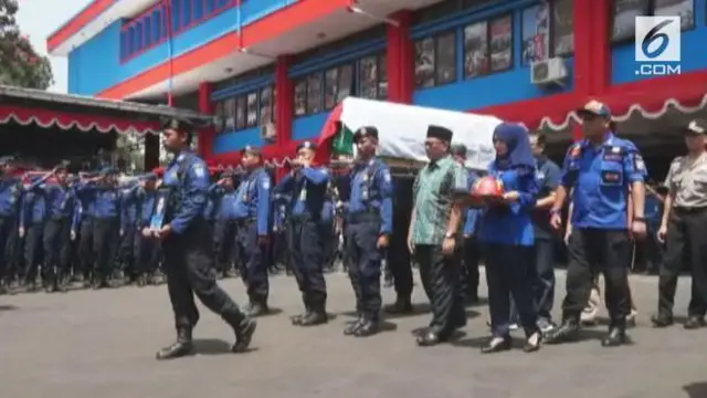 Petugas masuk ke dalam lokasi kejadian. Namun nahas, tanpa diduga salah satu bagian tembok gudang ambruk dan menimpa dua petugas pemadam kebakaran.