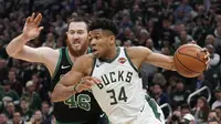 Giannis Antetokounmpo (34) memimpin Bucks kalahkan Celtics pada semifinal Wilayah Timur NBA (AP)
