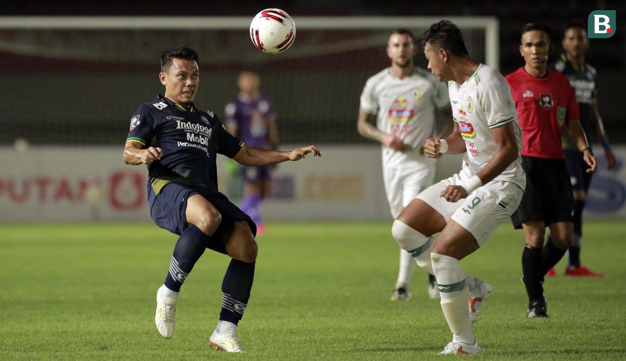 Sosok gelandang yang satu ini sangat berperan penting dalam keberhasilan Persib Bandung melangkah hingga final Piala Menpora 2021. Dedi Kusnandar merupakan pemain yang sangat disiplin mengawal lini tengah Maung Bandung. (Foto: Bola.com/Ikhwan Yanuar)