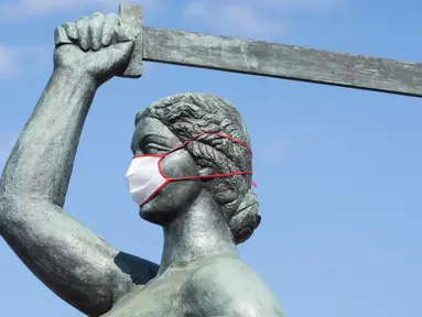 Patung Siren memakai masker terlihat di Warsawa, Polandia (20/4/2020). Pemerintah Polandia telah melonggarkan beberapa kebijakan pembatasan terkait pandemi COVID-19 pada Senin (20/4), dengan membuka kembali hutan dan taman untuk umum. (Xinhua/Jaap Arriens)