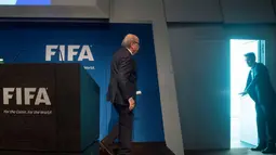 Joseph Blatter meninggalkan ruang jumpa pers. (AFP/Valeriano Di Domenico)