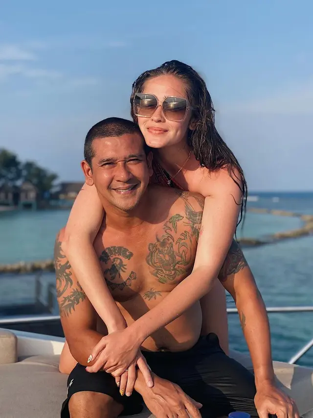 7 Momen Liburan Yasmine Wildblood Ke Pulau Seribu, Berjemur di Atas Kapal