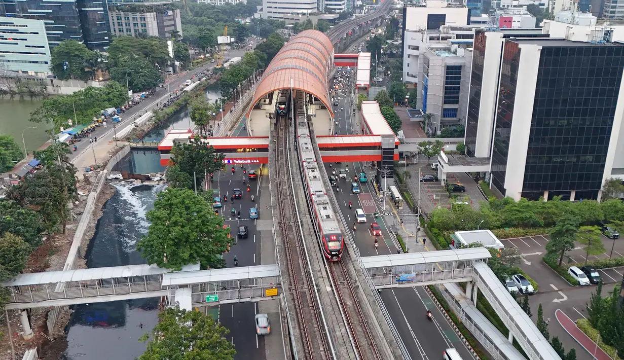 Rangkaian kereta Lintas Raya Terpadu (LRT) Jabodebek melintas di kawasan Kuningan,  Jakarta, Rabu, 15 Juli 2026. (KLY/Arie Basuki)