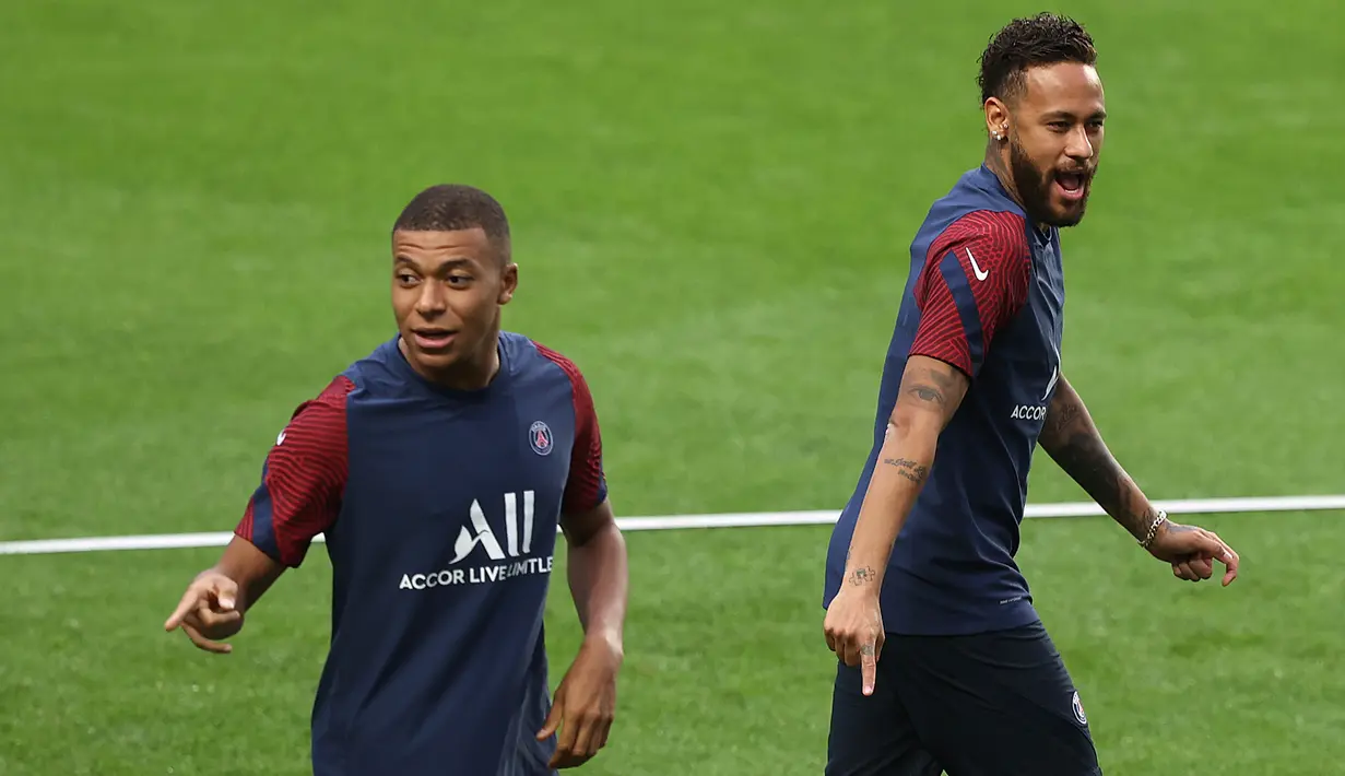 Pemain PSG, Kylian Mbappe dan Neymar, saat mengikuti sesi latihan jelang menghadapi Atalanta pada babak perempat final Liga Champions 2019/2020 di Estadio Da Luz, Kamis (12/8/2020). PSG akan melawan Atalanta untuk menentukan siapa yang lolos ke semi final. (AFP/Rafael Marchante/pool)