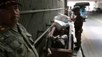 Petugas Satpol PP dari Kecamatan Setia Budi melakukan razia tunawisma di Kawasan Kuningan, Jakarta, Rabu (15/11). Razia tunawiswa ini dilaksanakan di beberapa titik di Ibukota. (Liputan6.com/JohanTallo)