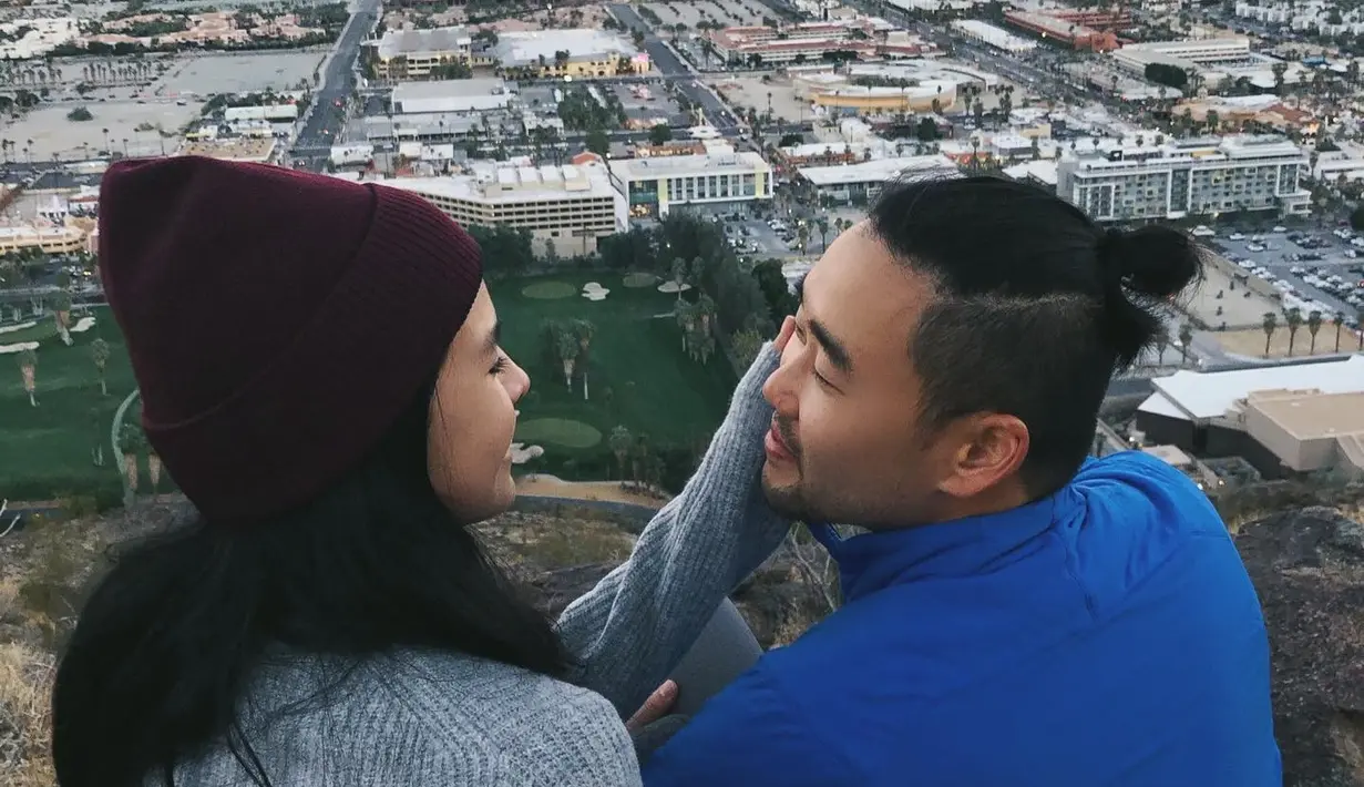 Maudy Ayunda juga megunggah foto kebersamaan dengan sang suami. Keduanya duduk di sebuah bukti dengan pemandangan indah. (Foto: Instagram/ maudyayunda)