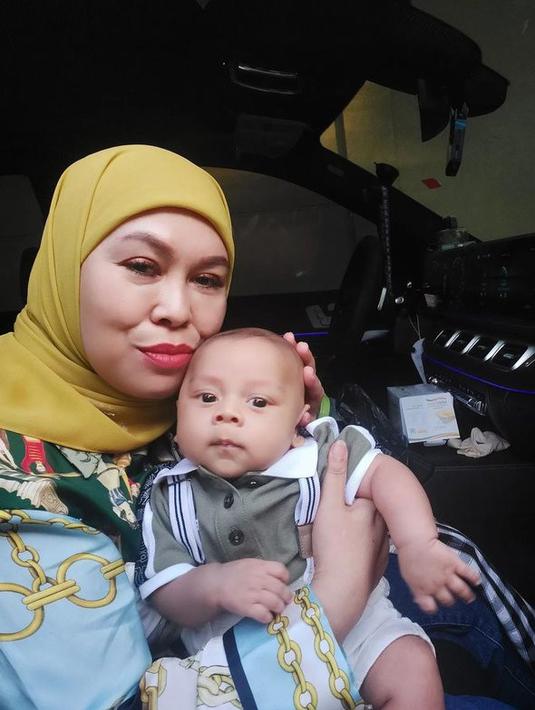 <p>Baby Leslar terlihat sangat menggemaskan ketika ia digendong oleh neneknya, Sukartini. (Foto: instagram.com/mamah_kejora)</p>